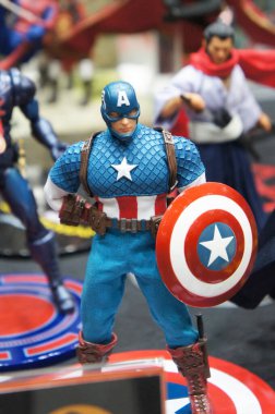Kuala Lumpur, Malezya - 22 Haziran: Marvel çizgi romanlarından hayali karakter aksiyon figürü Kaptan Amerika. Koleksiyoncu tarafından halka gösterilen eylem figürü.