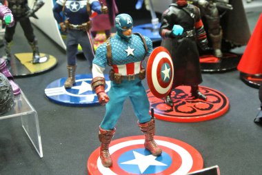 Kuala Lumpur, Malezya - 22 Haziran: Marvel çizgi romanlarından hayali karakter aksiyon figürü Kaptan Amerika. Koleksiyoncu tarafından halka gösterilen eylem figürü.