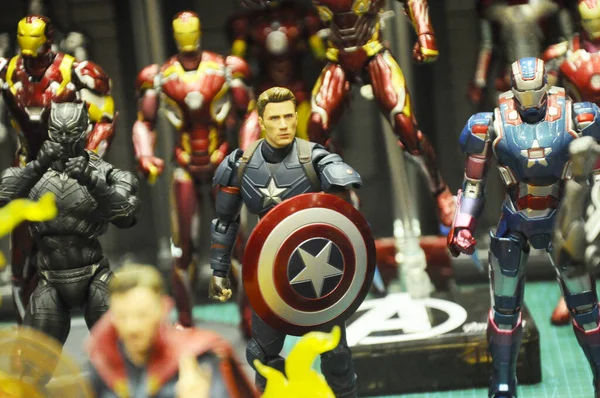 Kuala Lumpur, Malezya - 22 Haziran: Marvel çizgi romanlarından hayali karakter aksiyon figürü Kaptan Amerika. Koleksiyoncu tarafından halka gösterilen eylem figürü.