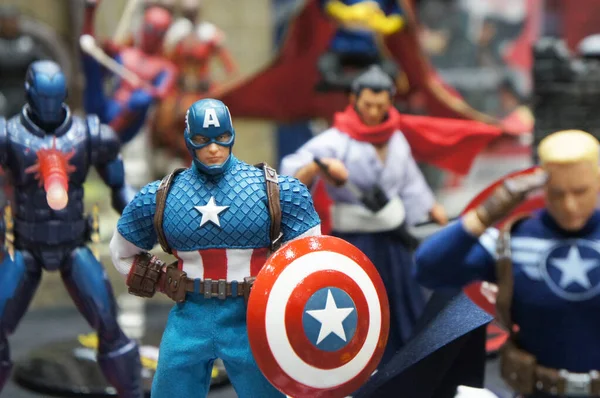Kuala Lumpur, Malezya - 22 Haziran: Marvel çizgi romanlarından hayali karakter aksiyon figürü Kaptan Amerika. Koleksiyoncu tarafından halka gösterilen eylem figürü.