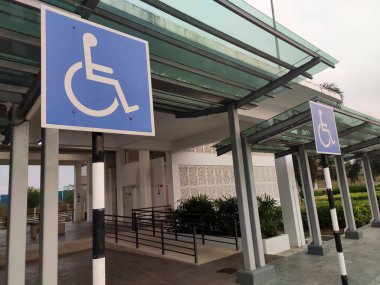 Seremban, Malezya - 24 Ocak 2019: Engelli park yeri imzası. Herkesin anlayabileceği bir logo şeklinde sergileniyor..