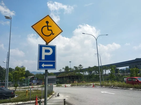 말레이시아 2019 장애인 주차를 사람들 이해할 수있도록 로고의 형태로 표시되어 — 스톡 사진