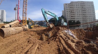 Kuala Lumpur, Malezya -3 Mart 2020: Kazı makineleri inşaat alanında toprak kazmak ve malzeme taşımak için kullanılan ağır bir inşaat makinesidir. Hidrolik bir kovayla güçlendirilmiş..  