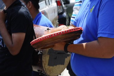 Kuala Lumpur, Malezya -27 Ocak 2018: Çocuk Malay düğün töreninde Kompang'ı oynuyor. Kompang genellikle geleneksel Malay düğün sırasında oynanan bir Malay geleneksel davul olduğunu
