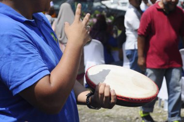 Kuala Lumpur, Malezya -27 Ocak 2018: Çocuk Malay düğün töreninde Kompang'ı oynuyor. Kompang genellikle geleneksel Malay düğün sırasında oynanan bir Malay geleneksel davul olduğunu