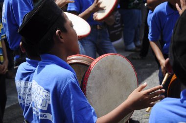 Kuala Lumpur, Malezya -27 Ocak 2018: Çocuk Malay düğün töreninde Kompang'ı oynuyor. Kompang genellikle geleneksel Malay düğün sırasında oynanan bir Malay geleneksel davul olduğunu