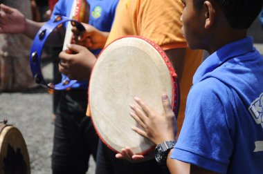 Kuala Lumpur, Malezya -27 Ocak 2018: Çocuk Malay düğün töreninde Kompang'ı oynuyor. Kompang genellikle geleneksel Malay düğün sırasında oynanan bir Malay geleneksel davul olduğunu