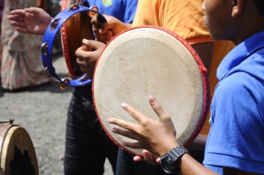 Kuala Lumpur, Malezya -27 Ocak 2018: Çocuk Malay düğün töreninde Kompang'ı oynuyor. Kompang genellikle geleneksel Malay düğün sırasında oynanan bir Malay geleneksel davul olduğunu