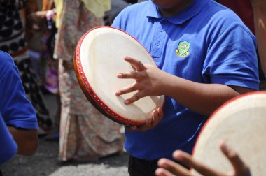 Kuala Lumpur, Malezya -27 Ocak 2018: Çocuk Malay düğün töreninde Kompang'ı oynuyor. Kompang genellikle geleneksel Malay düğün sırasında oynanan bir Malay geleneksel davul olduğunu