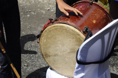 Kuala Lumpur, Malezya -27 Ocak 2018: Çocuk Malay düğün töreninde Kompang'ı oynuyor. Kompang genellikle geleneksel Malay düğün sırasında oynanan bir Malay geleneksel davul olduğunu