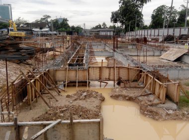 Kuala Lumpur, Malezya - 07 Ağustos 2017: İnşaat alanındaki kontrplak ve kerestelerden yapılan kereste işleri. Takviye beton için kalıp olarak kullanılan biçim. 