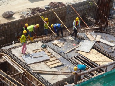 Kuala Lumpur, Malezya - 07 Ağustos 2017: İnşaat işçileri inşaat alanında kereste imalatı yapıyorlar. Formaliteler çoğunlukla kereste ve kontraplaktan yapılmış. Takviye beton kalıbı olarak.. 