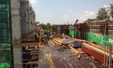 Kuala Lumpur, Malezya - 07 Ağustos 2017: İnşaat işçileri inşaat alanında kereste imalatı yapıyorlar. Formaliteler çoğunlukla kereste ve kontraplaktan yapılmış. Takviye beton kalıbı olarak.. 