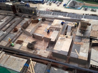 Kuala Lumpur, Malezya - 07 Ağustos 2017: İnşaat işçileri inşaat alanında kereste imalatı yapıyorlar. Formaliteler çoğunlukla kereste ve kontraplaktan yapılmış. Takviye beton kalıbı olarak.. 