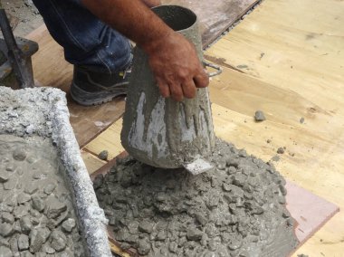 Kuala Lumpur, Malezya 6 Temmuz 2017: İnşaat işçileri inşaat alanında gerekli ekipmanları kullanarak durgunluk testleri yapıyorlar.  