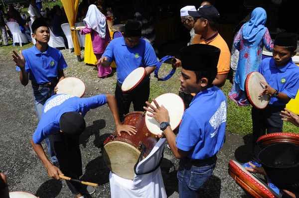クアラルンプール マレーシア 2018年1月27日 少年はマレー語の結婚式の間にコンパンを果たしています コンパンは 伝統的なマレーの結婚式の間に演奏マレーの伝統的なドラムです — ストック写真