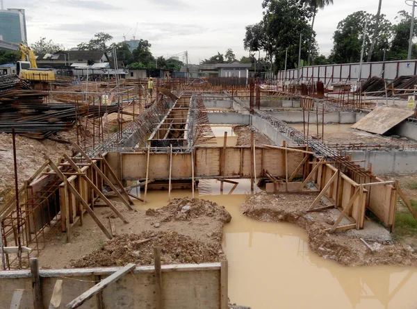 Kuala Lumpur, Malezya - 07 Ağustos 2017: İnşaat alanındaki kontrplak ve kerestelerden yapılan kereste işleri. Takviye beton için kalıp olarak kullanılan biçim. 