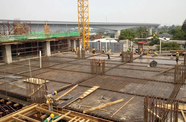 Kuala Lumpur Malaysia August 2017 Construction Workers Fabricating Timber Formwork — Stock Photo, Image