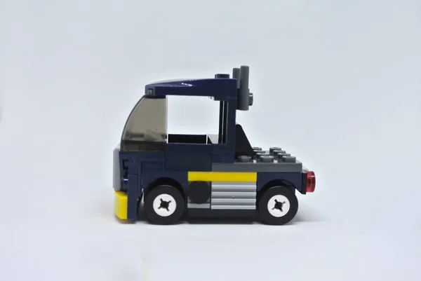 Niebieski Samochód Zabawki Wykonane Plastikowej Cegły Izolowane Białym Tle — Zdjęcie stockowe