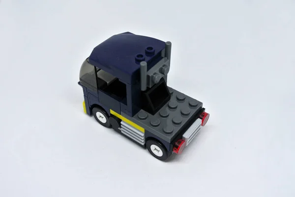 Caminhão Brinquedo Azul Feito Tijolo Plástico Isolado Fundo Branco — Fotografia de Stock