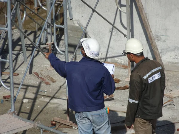 Kuala Lumpur Malasia Marzo 2017 Trabajadores Construcción Discuten Refieren Los —  Fotos de Stock