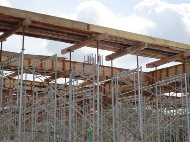 Kuala Lumpur, Malezya -11 Kasım 2016: İnşaat alanındaki kereste işçiliğini desteklemek için geçici yapı olarak kullanılan metal yapı. Gerekli seviyeye ayarlanabilir. 