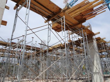 Kuala Lumpur, Malezya -11 Kasım 2016: İnşaat alanındaki kereste işçiliğini desteklemek için geçici yapı olarak kullanılan metal yapı. Gerekli seviyeye ayarlanabilir. 