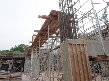 Kuala Lumpur, Malezya -11 Kasım 2016: İnşaat alanındaki kereste işçiliğini desteklemek için geçici yapı olarak kullanılan metal yapı. Gerekli seviyeye ayarlanabilir. 