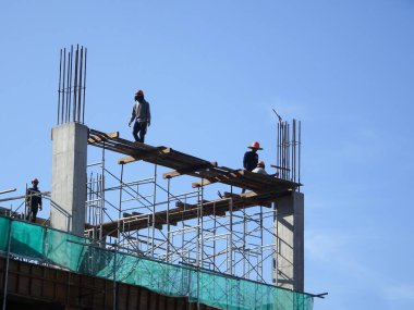 Kuala Lumpur, Malezya -11 Kasım 2016: İnşaat alanındaki kereste işçiliğini desteklemek için geçici yapı olarak kullanılan metal yapı. Gerekli seviyeye ayarlanabilir. 