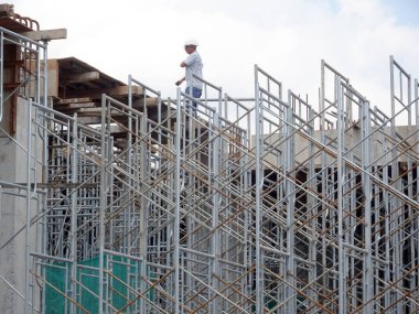 Kuala Lumpur, Malezya -11 Kasım 2016: İnşaat alanındaki kereste işçiliğini desteklemek için geçici yapı olarak kullanılan metal yapı. Gerekli seviyeye ayarlanabilir. 