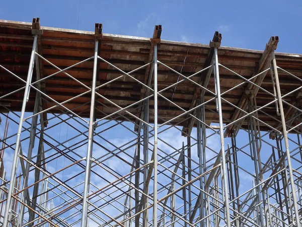 马来西亚吉隆坡 2016年11月11日 金属脚手架被用作支持建筑工地板材模板的临时结构 能够调整以达到所需的水平 — 图库照片