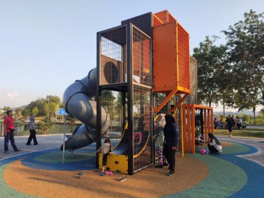 Seremban, Malezya -25 Ocak 2020: Halk parkındaki modern çocuk parkına odaklandı. Çocukların eğlenmesi için birkaç farklı temayla tasarlandı. Çocuklar mutlu. 