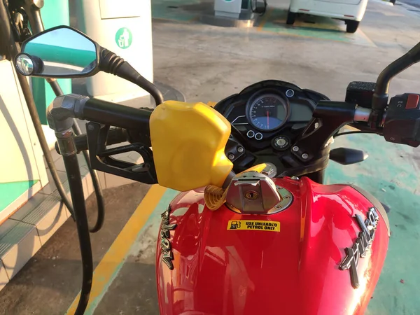 Seremban Malasia Febrero 2020 Gasolina Vierte Tanque Una Motocicleta Con — Foto de Stock