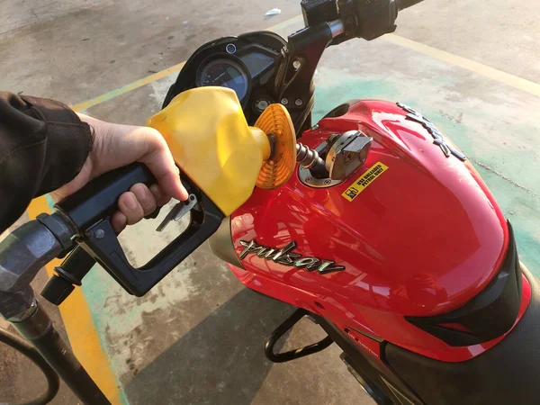 Seremban Malasia Febrero 2020 Gasolina Vierte Tanque Una Motocicleta Con —  Fotos de Stock