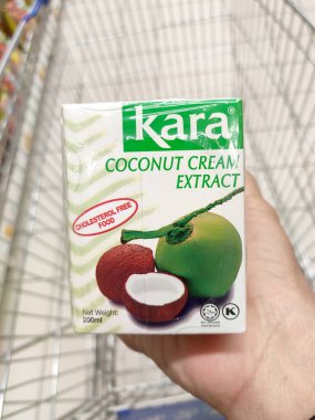 Kuala Lumpur, Malezya -14 Aralık 2019: İşlenmiş hindistan cevizi sütü kağıt kutuda paketlenmiş ve süpermarketin içindeki çelik bir rafta sergilenmektedir. Markaya göre sıralanır. 