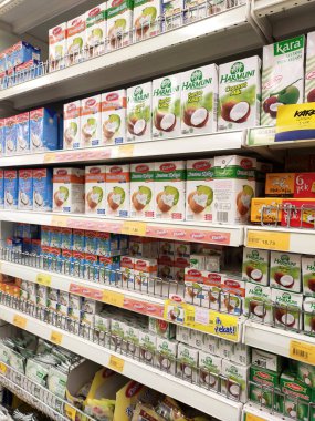 Kuala Lumpur, Malezya -14 Aralık 2019: İşlenmiş hindistan cevizi sütü kağıt kutuda paketlenmiş ve süpermarketin içindeki çelik bir rafta sergilenmektedir. Markaya göre sıralanır. 