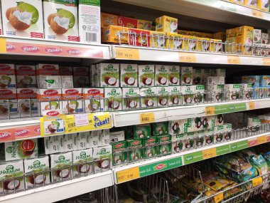 Kuala Lumpur, Malezya -14 Aralık 2019: İşlenmiş hindistan cevizi sütü kağıt kutuda paketlenmiş ve süpermarketin içindeki çelik bir rafta sergilenmektedir. Markaya göre sıralanır. 