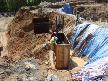 Şantiyede inşaat halindeki kazık kapağı ve sütun kütüğü. Kalıp olarak kontrplak kereste ile betonarme kullanılarak inşa.
