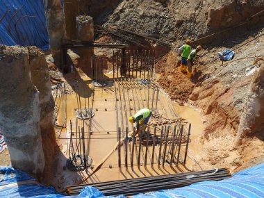 Şantiyede inşaat halindeki kazık kapağı ve sütun kütüğü. Kalıp olarak kontrplak kereste ile betonarme kullanılarak inşa.