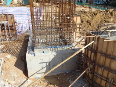 Şantiyede inşaat halindeki kazık kapağı ve sütun kütüğü. Kalıp olarak kontrplak kereste ile betonarme kullanılarak inşa.