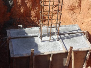 Şantiyede inşaat halindeki kazık kapağı ve sütun kütüğü. Kalıp olarak kontrplak kereste ile betonarme kullanılarak inşa.