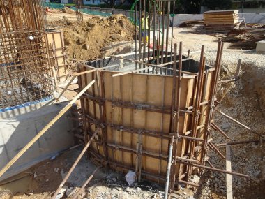 Şantiyede inşaat halindeki kazık kapağı ve sütun kütüğü. Kalıp olarak kontrplak kereste ile betonarme kullanılarak inşa.