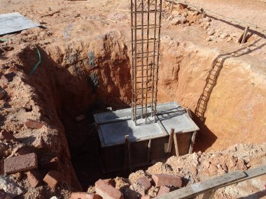 Şantiyede inşaat halindeki kazık kapağı ve sütun kütüğü. Kalıp olarak kontrplak kereste ile betonarme kullanılarak inşa.