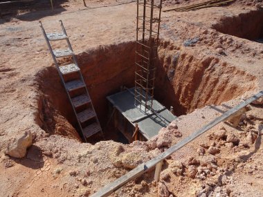 Şantiyede inşaat halindeki kazık kapağı ve sütun kütüğü. Kalıp olarak kontrplak kereste ile betonarme kullanılarak inşa.