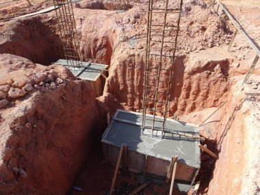 Şantiyede inşaat halindeki kazık kapağı ve sütun kütüğü. Kalıp olarak kontrplak kereste ile betonarme kullanılarak inşa.