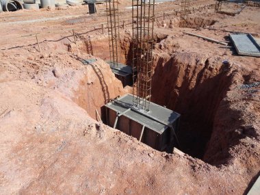 Şantiyede inşaat halindeki kazık kapağı ve sütun kütüğü. Kalıp olarak kontrplak kereste ile betonarme kullanılarak inşa.
