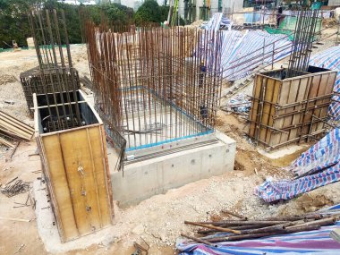 Şantiyede inşaat halindeki kazık kapağı ve sütun kütüğü. Kalıp olarak kontrplak kereste ile betonarme kullanılarak inşa.