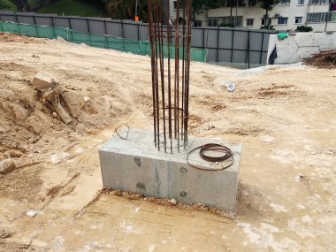 Şantiyede inşaat halindeki kazık kapağı ve sütun kütüğü. Kalıp olarak kontrplak kereste ile betonarme kullanılarak inşa.