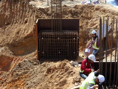 Şantiyede inşaat halindeki kazık kapağı ve sütun kütüğü. Kalıp olarak kontrplak kereste ile betonarme kullanılarak inşa.