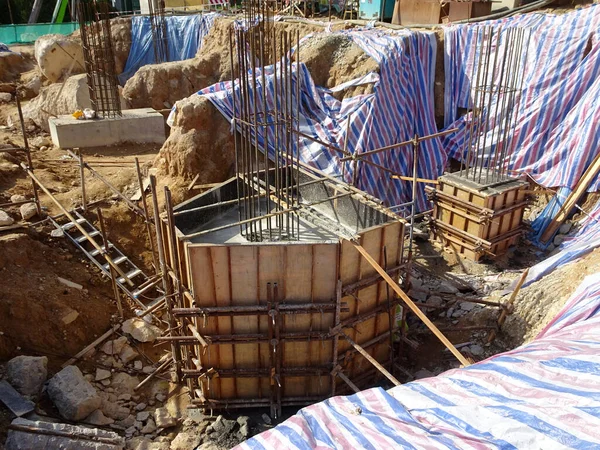 Şantiyede Inşaat Halindeki Kazık Kapağı Sütun Kütüğü Kalıp Olarak Kontrplak — Stok fotoğraf